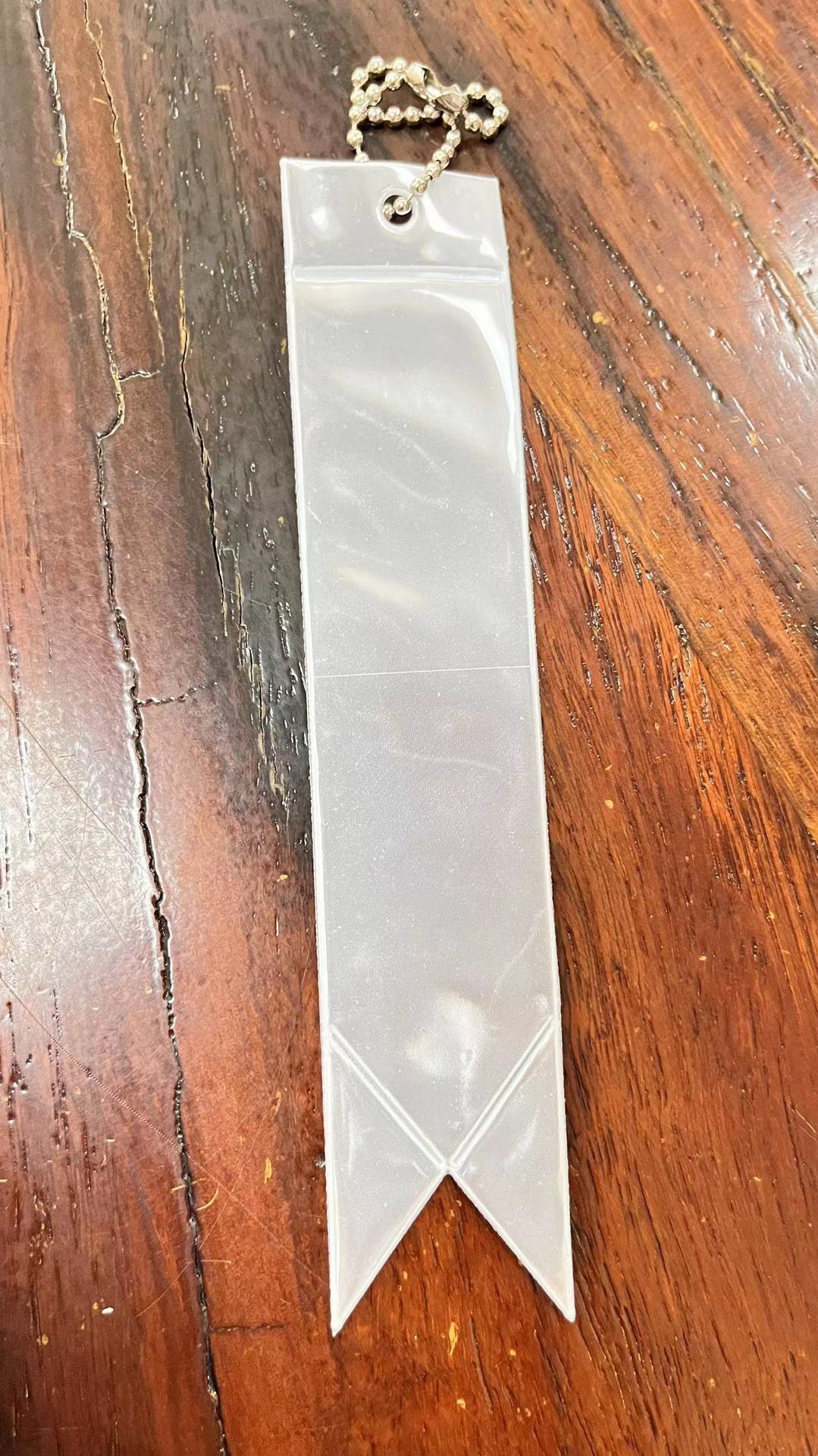 Venta caliente transfronteriza 13 colores colgante reflectante serpentina PVC reflectante bolsa colgante llavero fluorescente fabricante spot