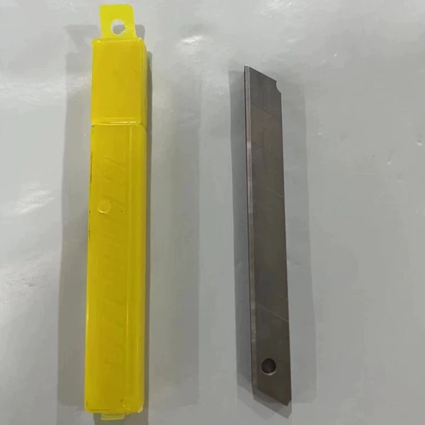 A box of 10 flat heads (silver blade)