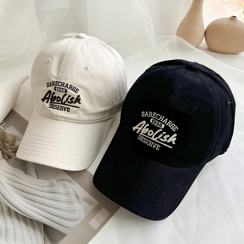 2024 nuevo retro blando bordado letras sombrero de béisbol estilo americano gorra de lengua gorra para hombres y mujeres muestran cara pequeña