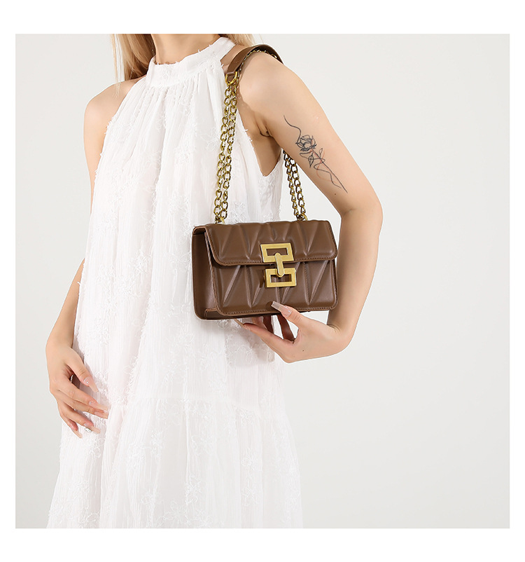 A stylish commuter diamond-patterned lock buckle small square bag, a versatile commuter single-shoulder bag, a new 2024 model, a women's crossbody bag undefined