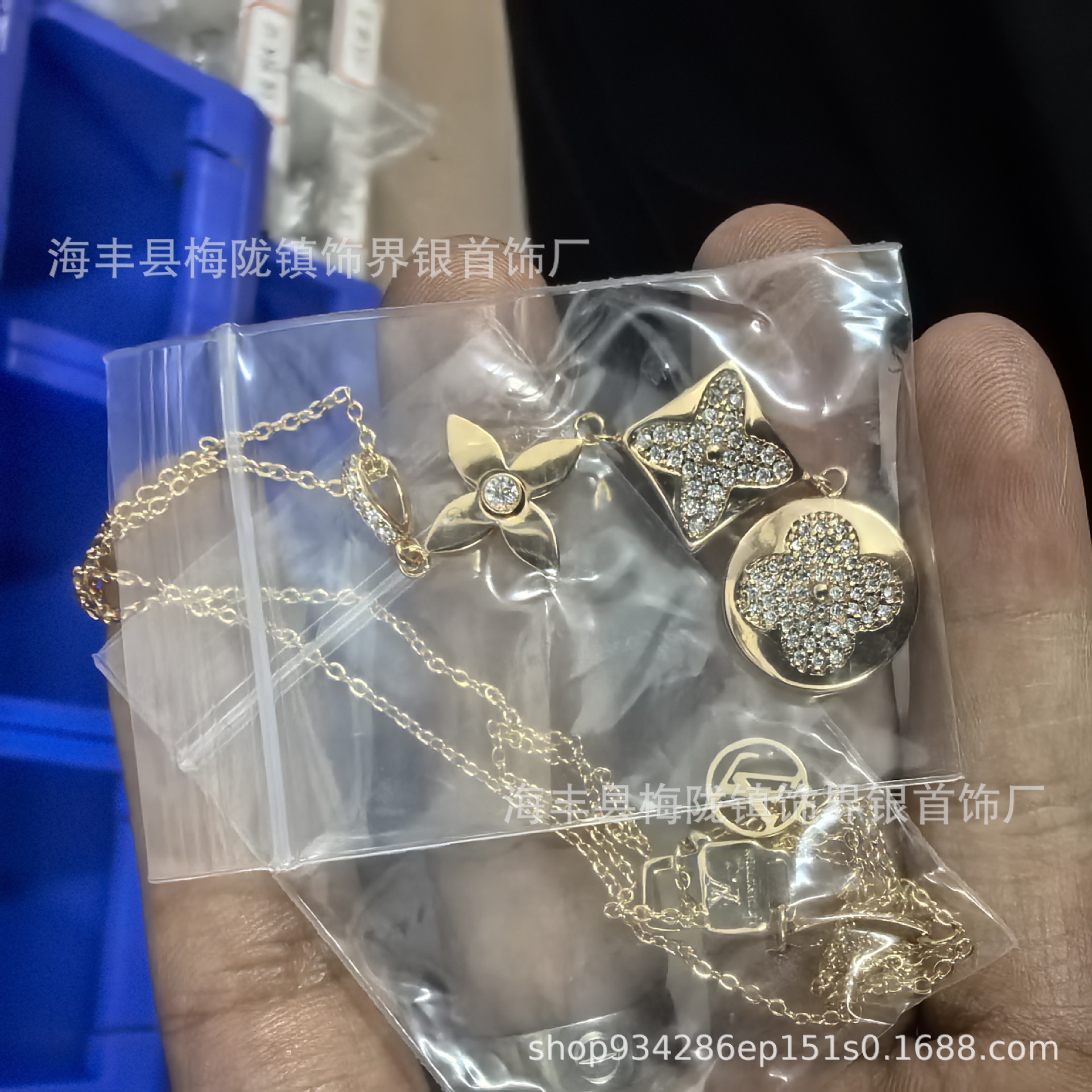 Donkey Familyの新作高級版四つ葉のクローバー五花ブレスレット、女性用18金メッキ、オールドフラワーパウダーシェルネックレス、アマゾナイトイヤリング