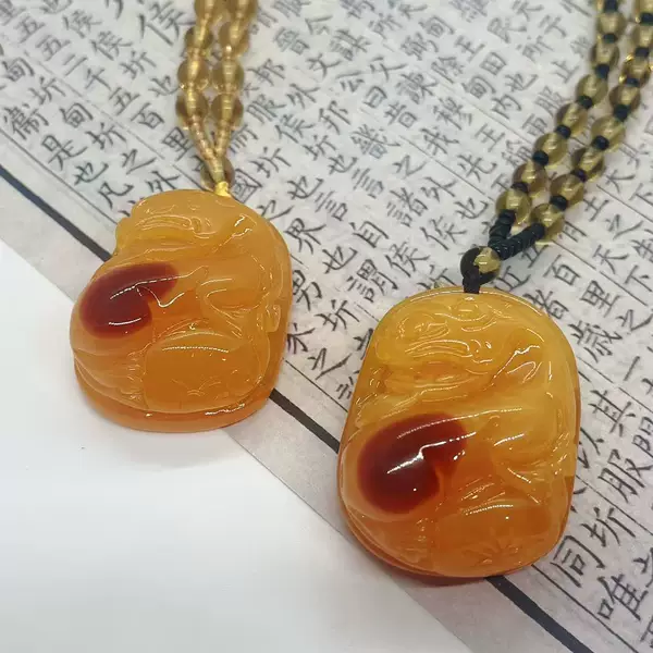 Live will sell gifts resin for the elderly like the second generation of brave pendant chicken yellow sweater chain manufacturers direct supply