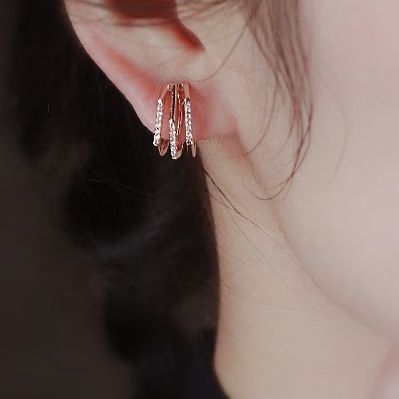 Venta caliente transfronteriza Pendientes de circón con microincrustaciones Pendientes de sentido avanzado Pendientes de temperamento simple para mujer Pendientes de lujo ligero al por mayor