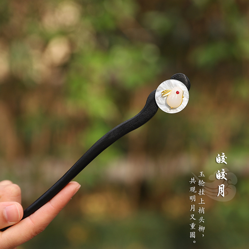 古風のかんざしの流蘇歩は木のかんざしを揺らします。|undefined