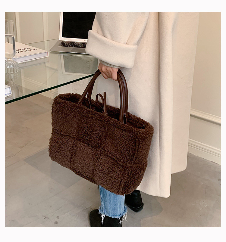 Fur Bag 2021 New Autumn And Winter Tote Bag Women's Large Capacity Niche Woven Bag Stylish Simple And Versatile Handbag display picture 9