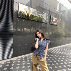 青いチェック柄で腰を絞めた半袖シャツ女性の夏のレトロな韓国系は腰を収めてシャツを修理します。