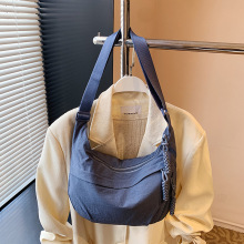 大容量帆布包包女2025新款休闲百搭通勤单肩包轻便运动斜挎饺子包