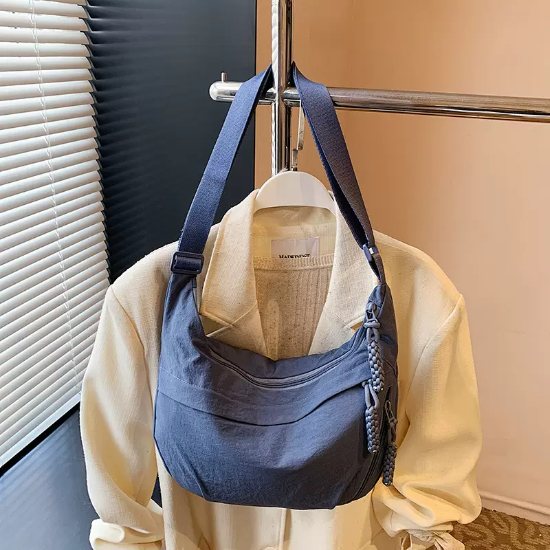 大容量帆布包包女2025新款休闲百搭通勤单肩包轻便运动斜挎饺子包
