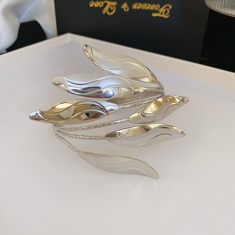 Brazalete abierto de hojas de flores de múltiples capas de viento frío, pulsera de todo fósforo de personalidad de alta gama, brazalete de estilo explosivo de lujo ligero europeo y americano