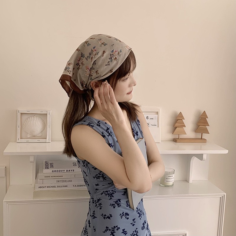 Bufanda de seda Bufanda cuadrada Sense de alta calidad Bufanda cuadrada pequeña decorativa Bufanda pequeña Bufanda multiusos Verano femenino Estilo pastoral Cinturón para el cabello Atar el cabello