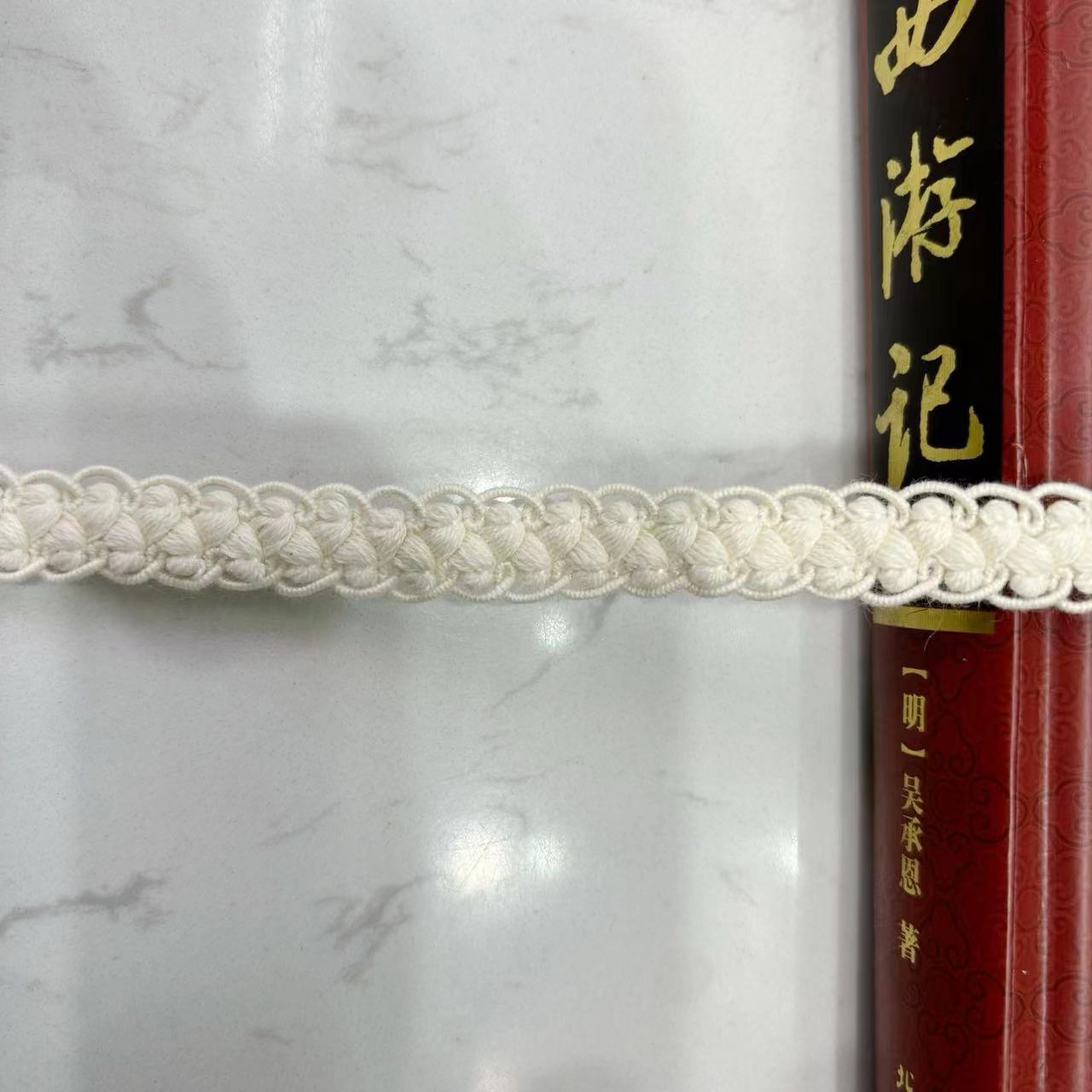 흰색 용골 지네 레이스