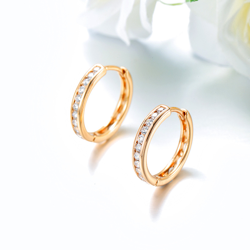 Xuping estilo ruso temperamento simple incrustado una sola fila de aretes de zircón estilo retro orejas de aleación de cobre personalizadas para mujeres