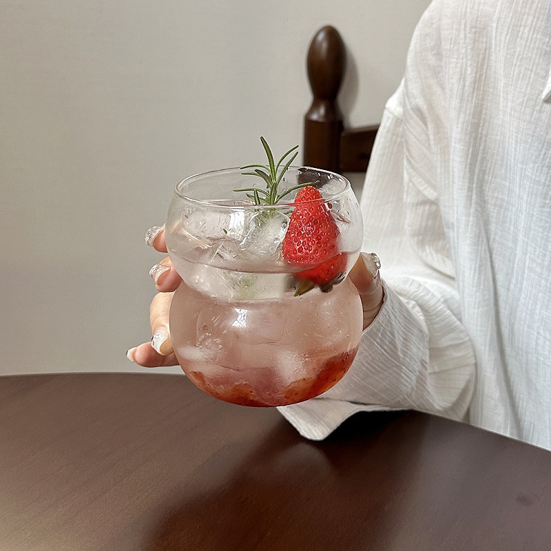 Bloggers con el mismo tipo de tazas de vidrio de gran capacidad en cafetería americana helada taza de jugo de fruta taza de té de fruta