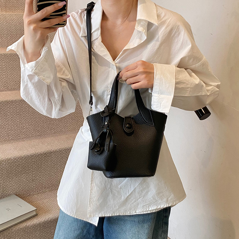 2025 nuevo bolso de canasta de verduras con patrón de lichi para mujer bolso de cubo de gran capacidad de alta calidad diseño de nicho bolso de mensajero de un solo hombro