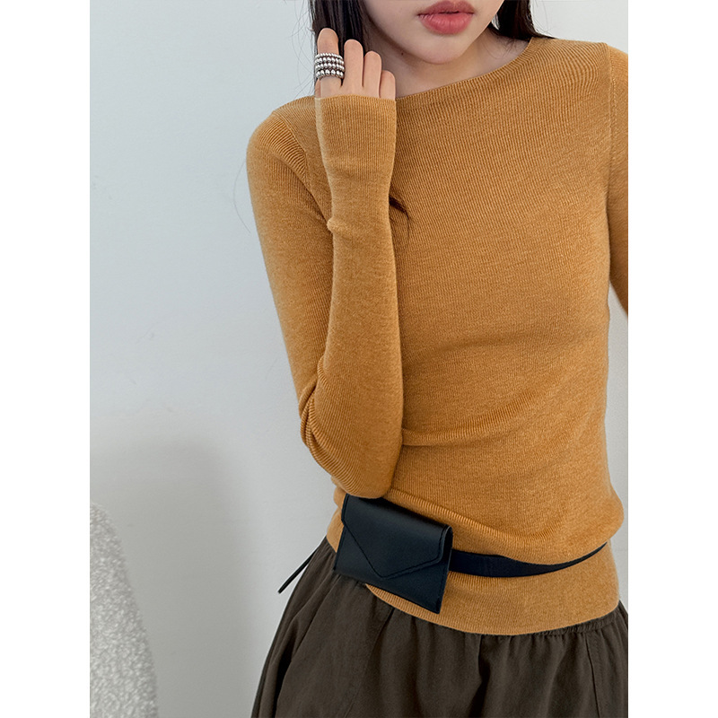 Juzhi's new autumn collection features a Korean-style design slim-fit base shirt made of sheep wool, model 9005 with a one-line neckline Juzhi's new autumn collection features a Korean-style design slim-fit base shirt made of sheep wool, model 9005 with a one-line neckline