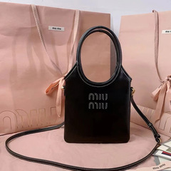 MIU MiUの新しいレトロカジュアル多用途ミニトートバッグ、ハイエンドのシンプルなカジュアルハンドヘルドクロスボディレディースバッグトレンディ