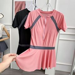 速乾衝突色水着女性は温泉スカート式のワンピースの大きいサイズの水着に入ります。