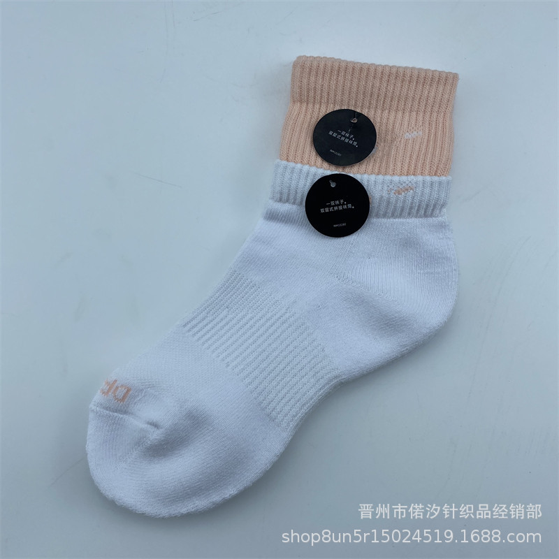 2023新品の偽の2つのつなぎ合わせのスポーツの靴下の中で筒の高い筒の男女の同項のマカロンカラーの厚いタオルの底