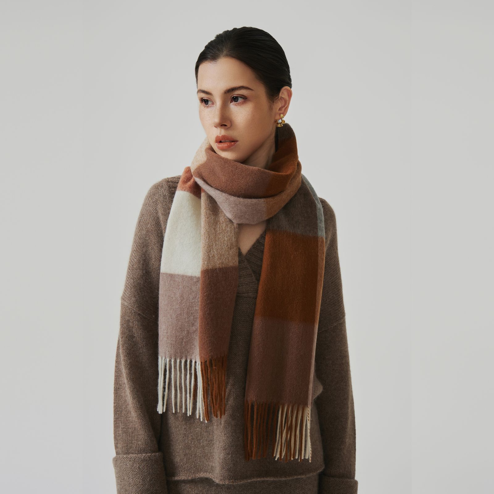 Nuevo estilo europeo y americano 100% bufanda de lana para mujer otoño e invierno chal a cuadros de alta calidad bufanda de borla simple salvaje al por mayor