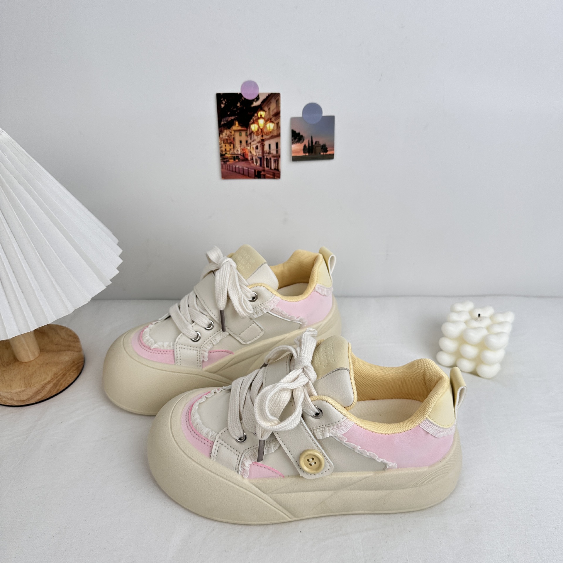 Zapatillas deportivas transpirables de suela gruesa de onda lejana para estudiantes de la escuela 2025 primavera nuevos zapatos blancos casuales de todo fósforo para el cabello