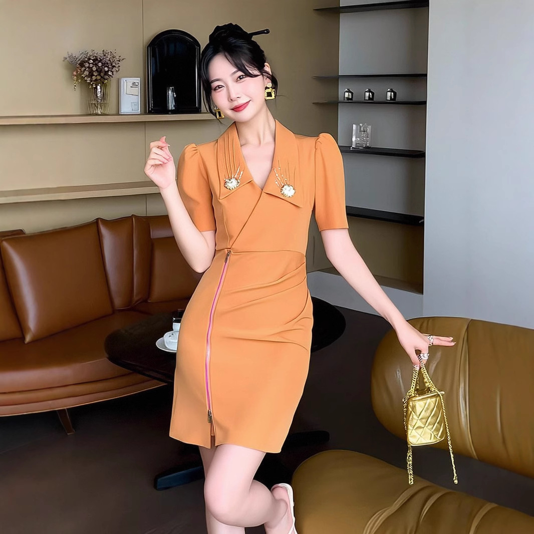 Đầm suông nữ midi cổ vest thiết kế nếp gấp tạo eo, túi hông — Màu cam