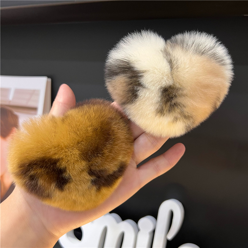 Women's Cute Simple Style Heart Shape Rabbit Fur Hair Clip display picture 1