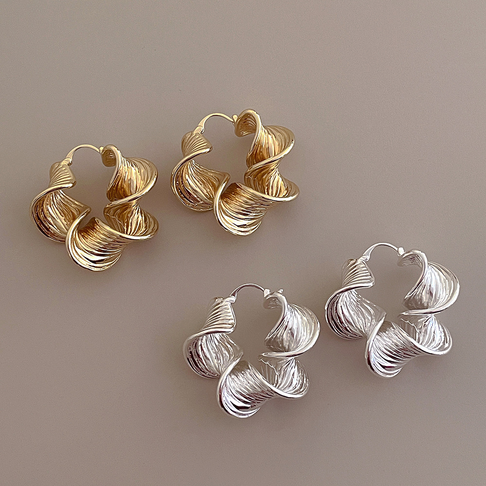 Retro wavy elegant universal earrings