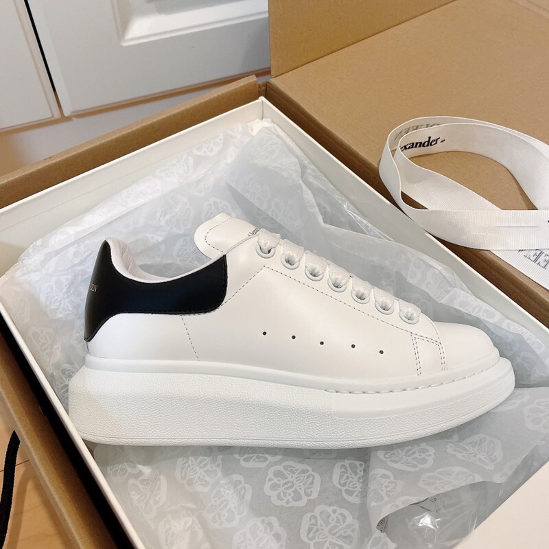 Guangzhou Factory Direct Sale Mcqueen White Sneakers for Women 2024 New Thick-Soled Platform Casual Shoes for Women and Men Couple Style