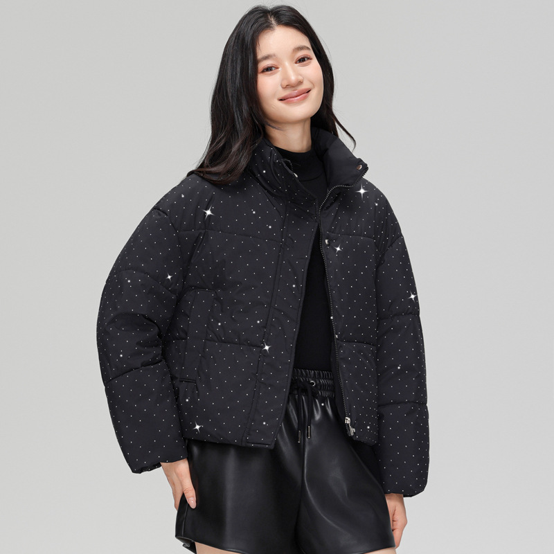 Chaqueta de algodón de pluma en invierno 2025, nueva chaqueta de algodón corta y cómoda, estilo casual, cuello caliente, color sólido.