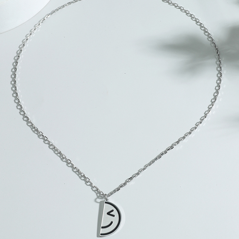 Dessin Animé Mignon Pendentif Souriant En Acier Inoxydable Carte Ronde Couture Smiley Visage Collier Mode Bijoux Simples display picture 4