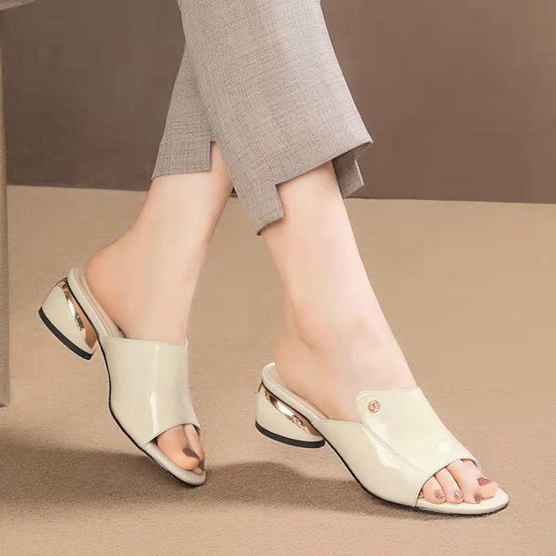 2021 verano nuevo estilo metal de una palabra elegante moda casual ropa casual moda perezoso medio zapatillas más tamaño
