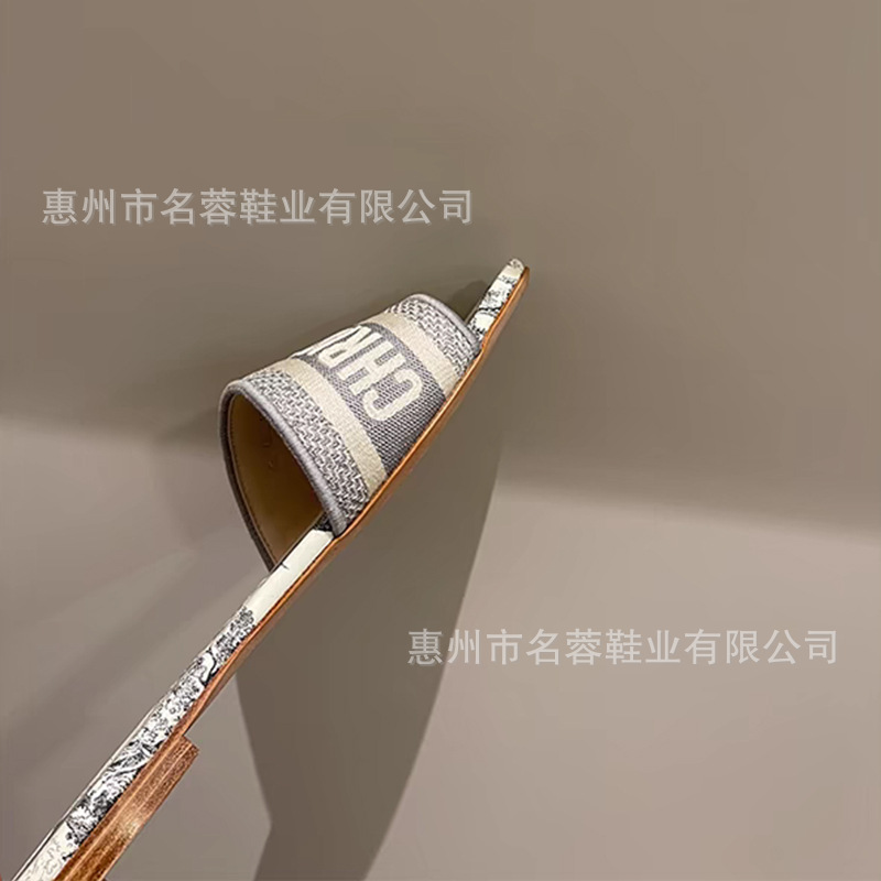 회색(바닥이 평평한) 올바른 문자