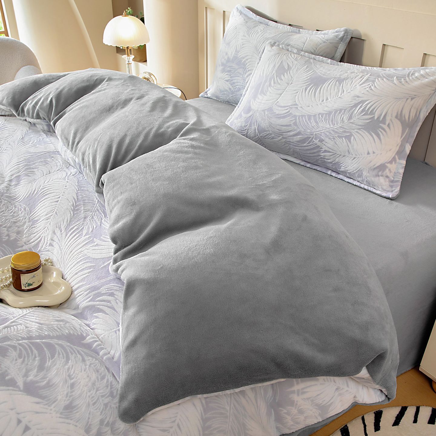 Cama de invierno con cuatro piezas de seda de alta calidad, sábanas de seda de coral gruesas con tres piezas de invierno