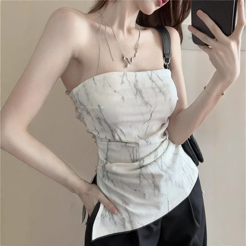 A one-shoulder elastic bandeau camisole with split back, women's summer outerwear, retro high-waisted short top with pleats, shoulder-revealing sleeveless design.