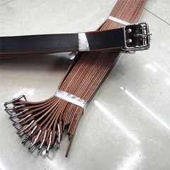 男性は牛革ベルトを丸ごと切って、二重の皮の毛の縁に目を向けます。