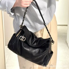 おしゃれでカジュアルな黒と銀のエンボスロゴ入りヴィンテージ風ホーボーチェーンバッグ、高級感と軽やかなラグジュアリー感