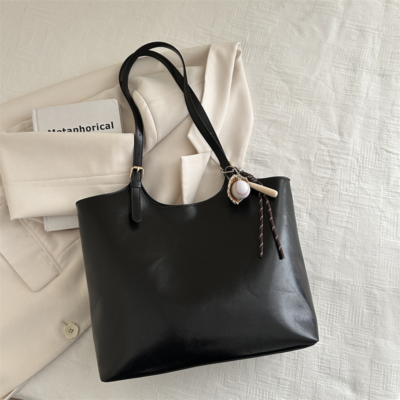 Bolsa de hombro para mujeres 2025, nuevo otoño y invierno, estilo retro, sensación versátil, bolso de viaje de gran capacidad, bolso de color sólido