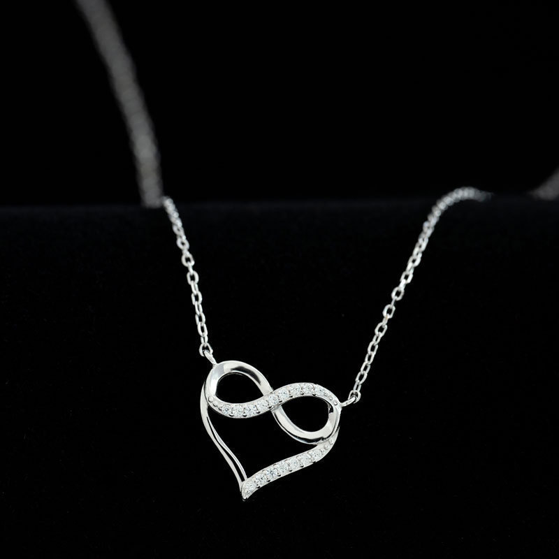 Colar de coração com diamante para mulher estilo minimalista_voghion.com