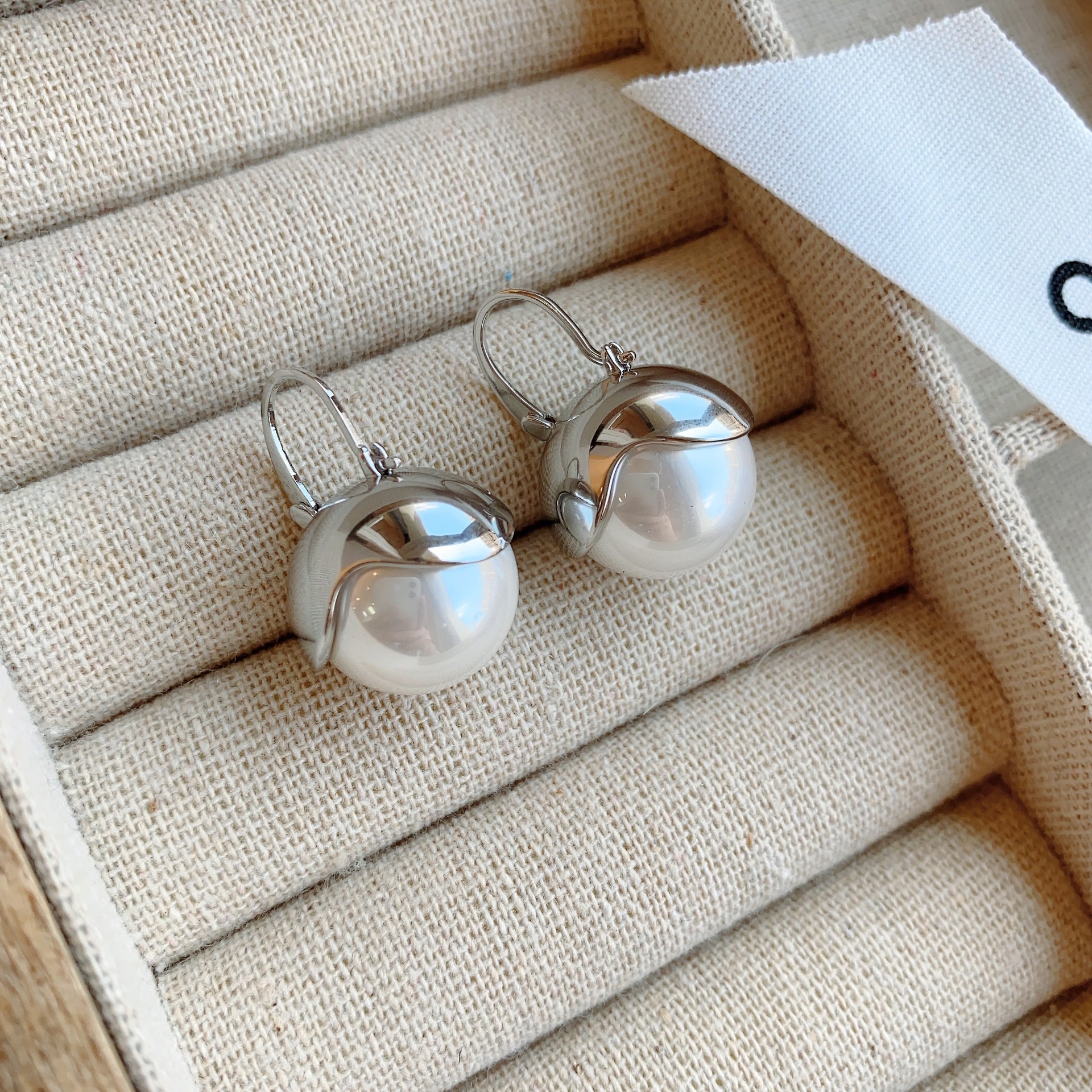 Francés retro Mori pendientes de perlas de las mujeres de lujo ligero de alta calidad de primavera y verano pendientes simples populares en línea celebridad 2023 pendientes