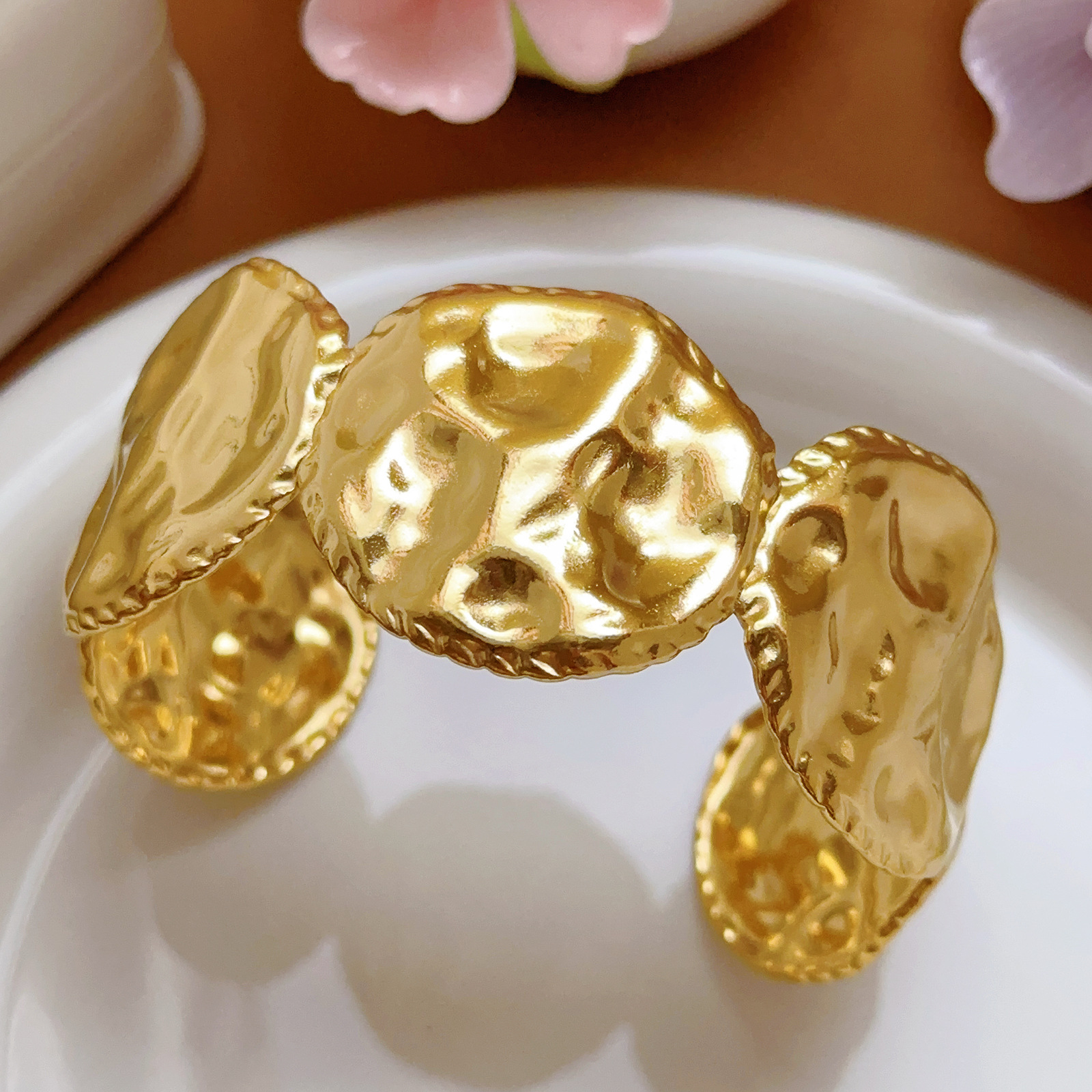 Explosión de diseño de exageración de personalidad flor abertura irregular pulsera de moda femenina temperamento nicho joyas de pulsera de acero de titanio