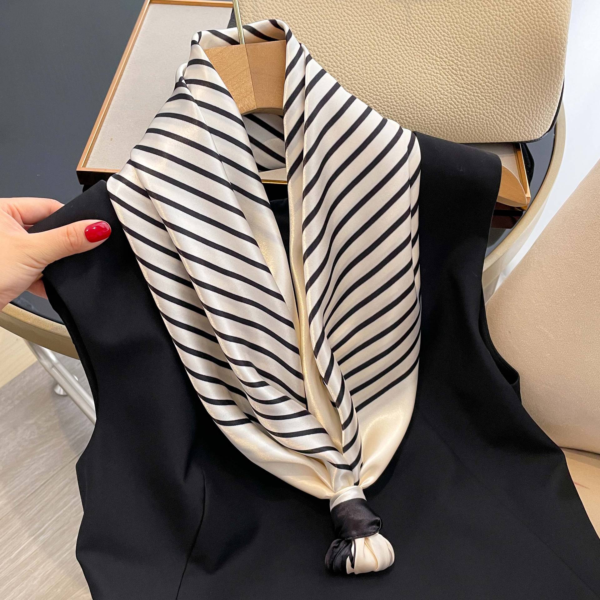 Pañuelo cuadrado estampado para mujer accesorio de moda_voghion.com