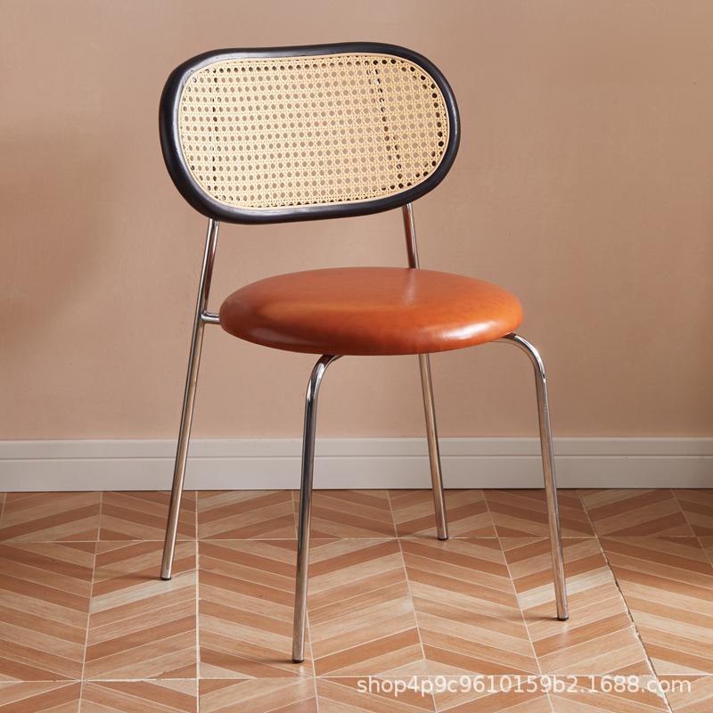 Respaldo Negro - cojín de piel naranja - piernas de plata