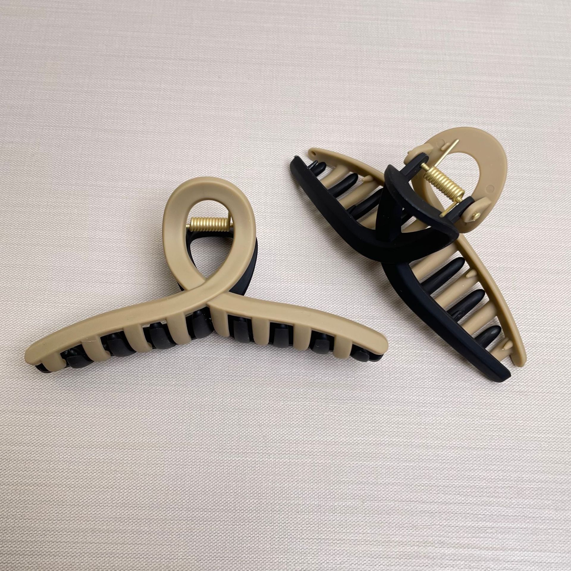 Oufeile superficie de dos colores AB textura esmerilada agarre cuchara trasera femenina alta Cola de Caballo tiburón clip accesorios para el cabello horquilla al por mayor