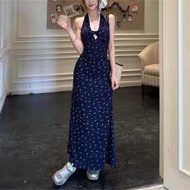 法式纯欲风挂脖碎花连衣裙女夏季性感蕾丝拼接收腰显瘦包臀长裙子