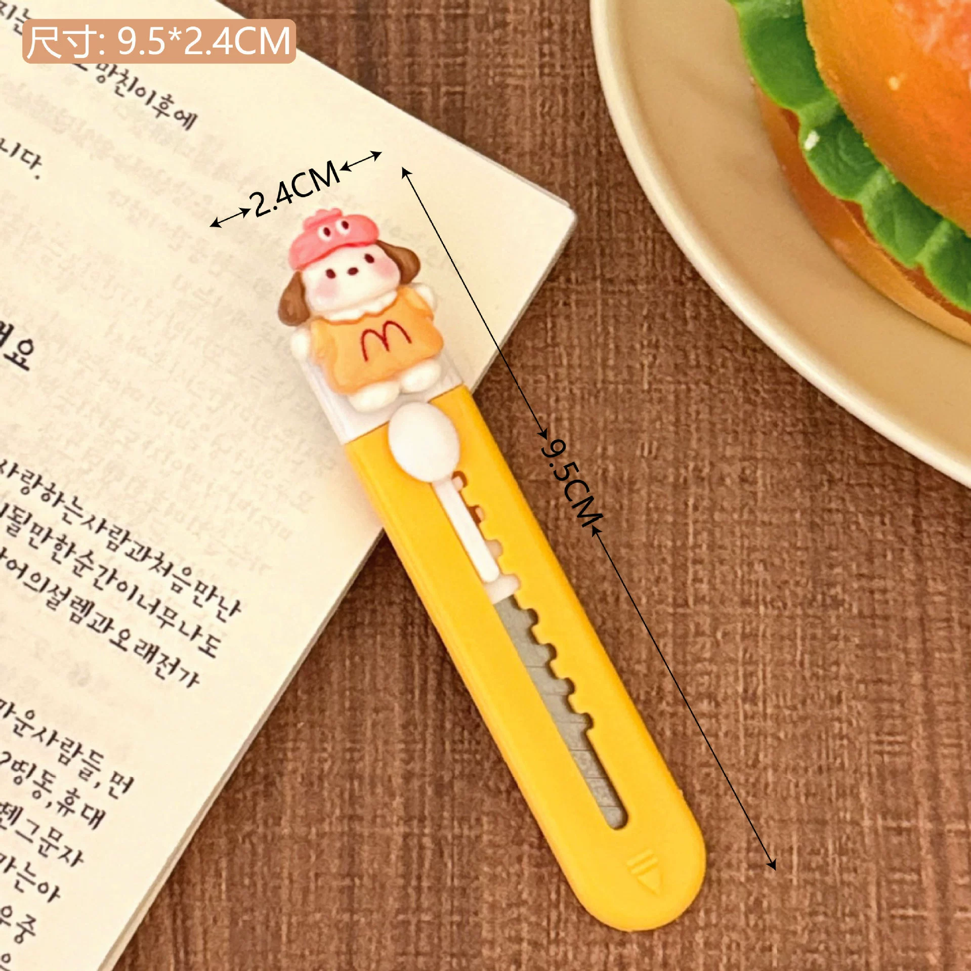Utility Knife (Mini Wai) Cat-Paw Design, Retractable Blade, Compact 9.2 cm
