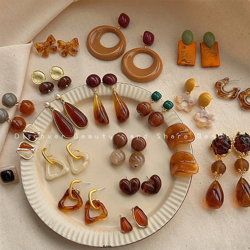 Retro Maillard coffee-colored earrings for women with artistic temperament, acrylic smudged earrings, niche high-end white earrings