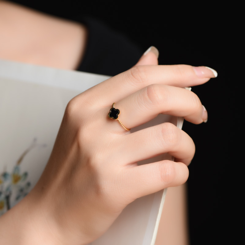 Luz anillo de trébol de lujo mujer Mori personalidad coreana simple estudiante anillo de acero de titanio no se desvanece temperamento joyería