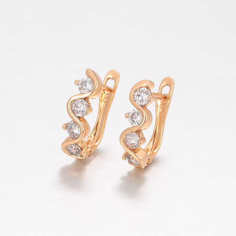Xuping aleación de cobre chapado 18k ruso nicho de diseño de moda en forma de D hebilla pendientes de aguja recta al por mayor