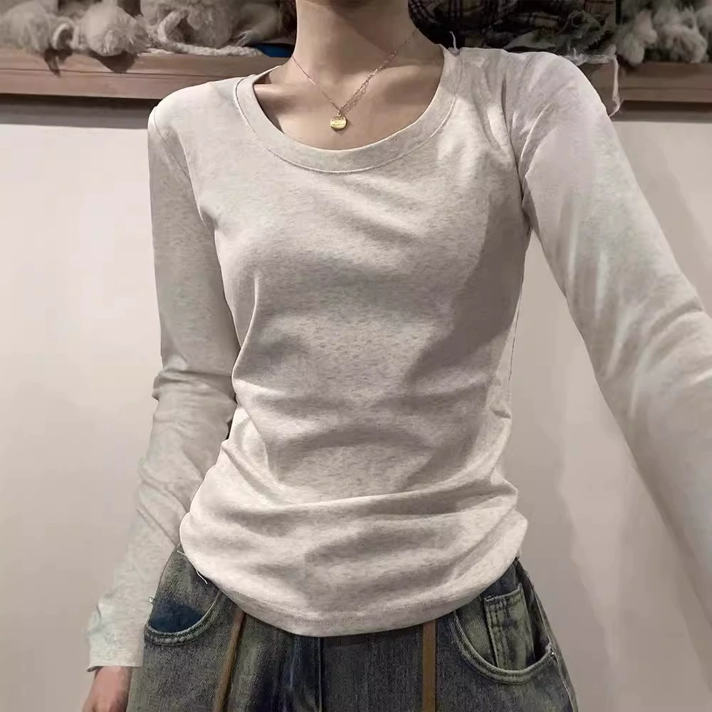 Американская серая футболка с длинными рукавами на плече