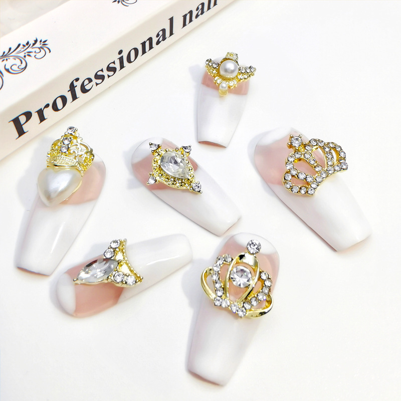 Nuevo transfronterizo europeo y americano estilo corona uñas joyería mezclado lote exquisito en forma de corazón rhinestone Cruz uñas rhinestone venta al por mayor